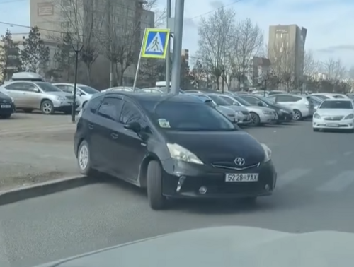 ИРГЭНИЙ ПОСТ: Өөрийгөө явган явж байна гэж бодоод байх шиг